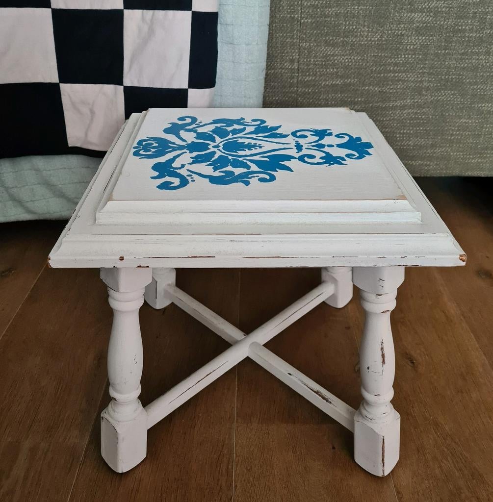 Leuk brocante krukje bijzettafel wit blauw massief hout, Minder dan 55 cm, Zo goed als nieuw, Rechthoekig, Brocante