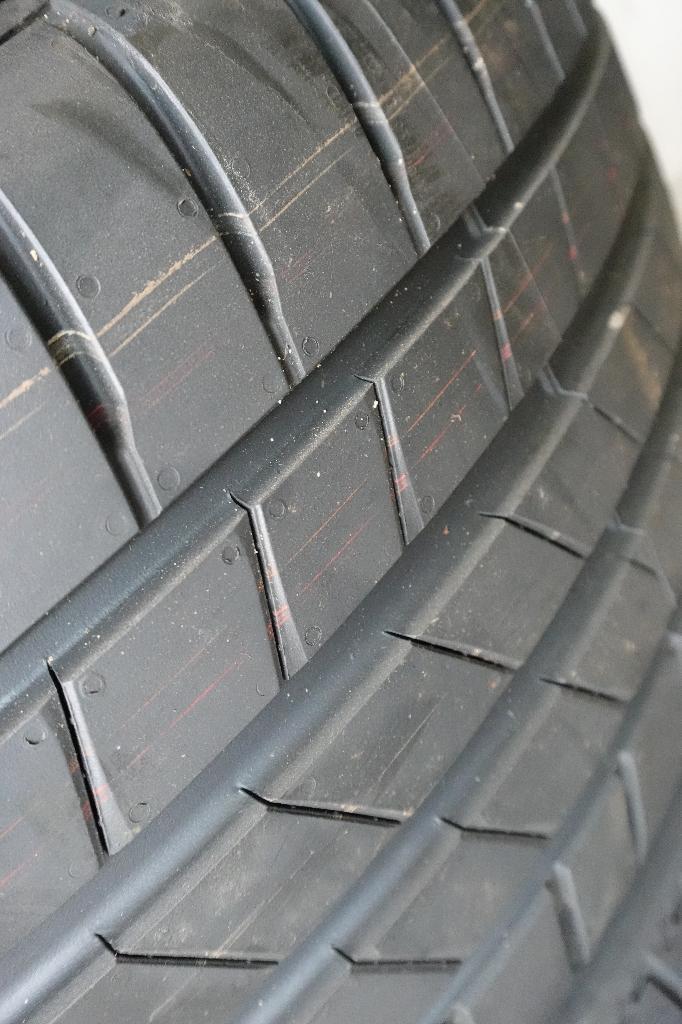 ''235/40 R19 Bridstone (Zo goed als nieuw) 115 euro'', Auto-onderdelen, Banden en Velgen, Band(en), Zomerbanden, 19 inch, 235 mm