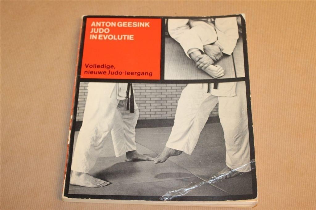 Boek - Judo in evolutie - Anton Geesink - 1971, Maat XS of kleiner, Ophalen of Verzenden, Zo goed als nieuw, Overige
