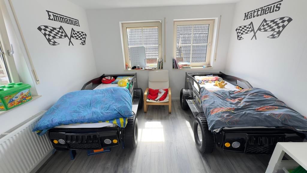Twee stoere autobedden voor jongens (excl. matrassen), Kinderen en Baby's, Kinderkamer | Bedden, Ophalen, 85 tot 100 cm, Gebruikt