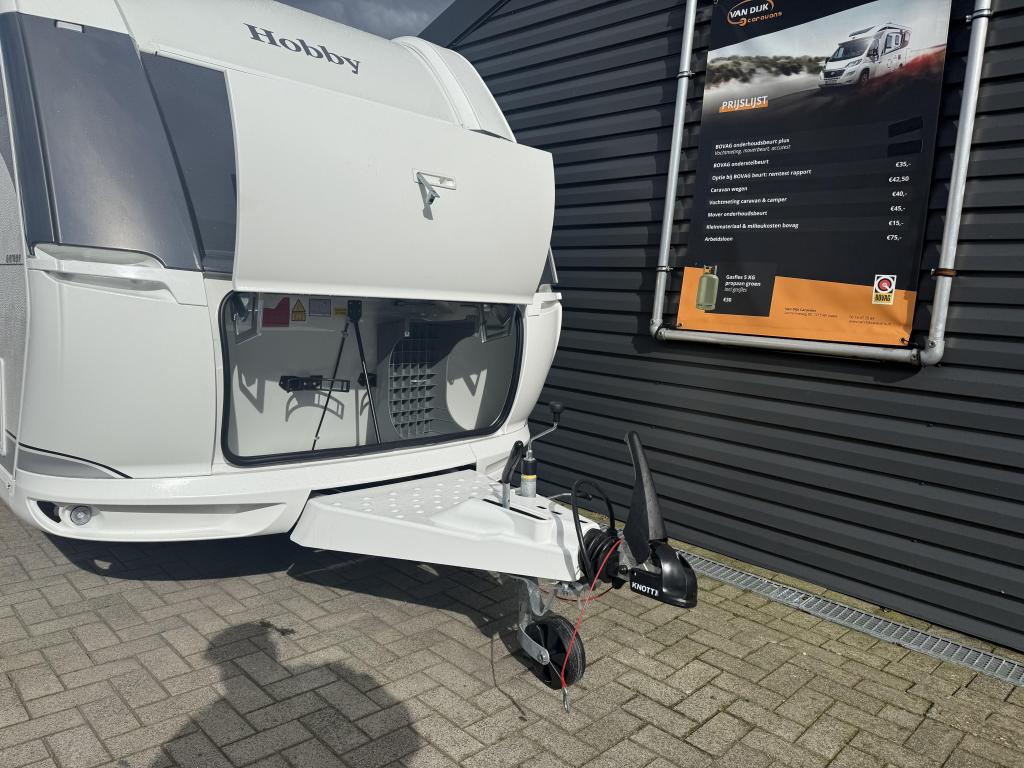 Hobby On Tour 470 kmf 2025 nieuw,stapelbed, zware as, Caravans en Kamperen, Schokbreker, Standaardzit, Dwarsbed, Hobby