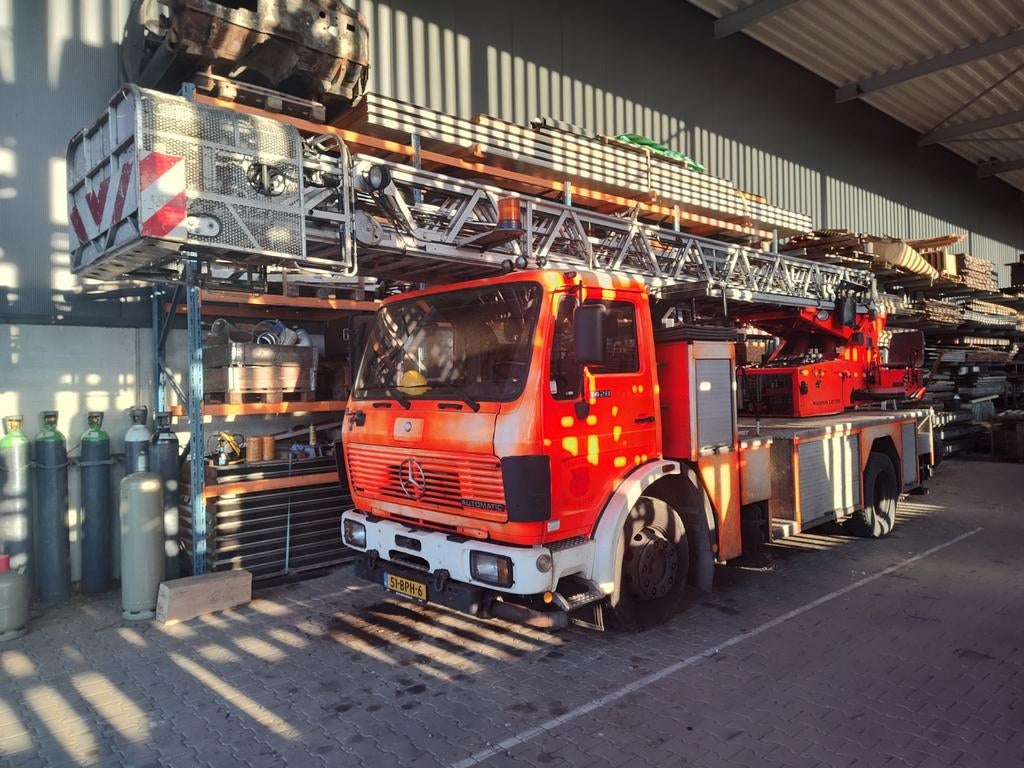 Mercedes ladderwagen, Ophalen