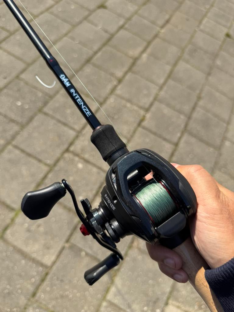 DAM intenze2 baitcaster set, Watersport en Boten, Hengelsport | Roofvissen, Ophalen, Zo goed als nieuw, Werphengel