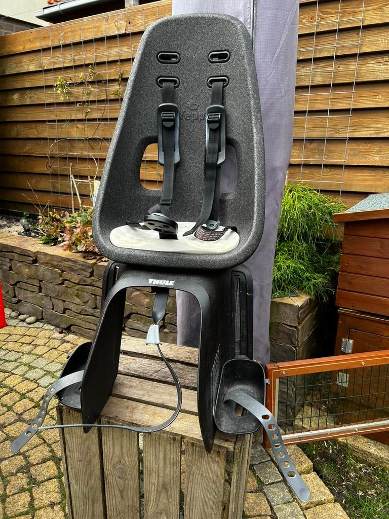 Thule Yepp Maxi Achterzitje – Zwart – Bagagedragerfixing, Fietsen en Brommers, Fietsaccessoires | Fietsstoeltjes, Ophalen, Zo goed als nieuw