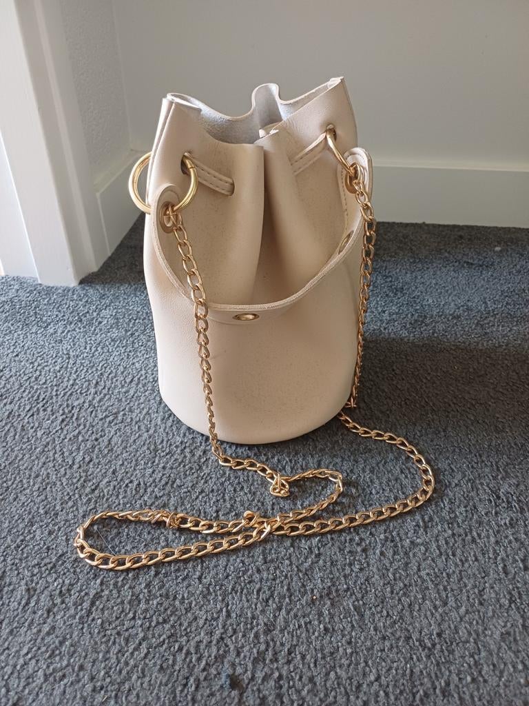 Lichtbeige emmertasje met gouden ketting, Ophalen of Verzenden, Zo goed als nieuw, Beige, Schoudertasje