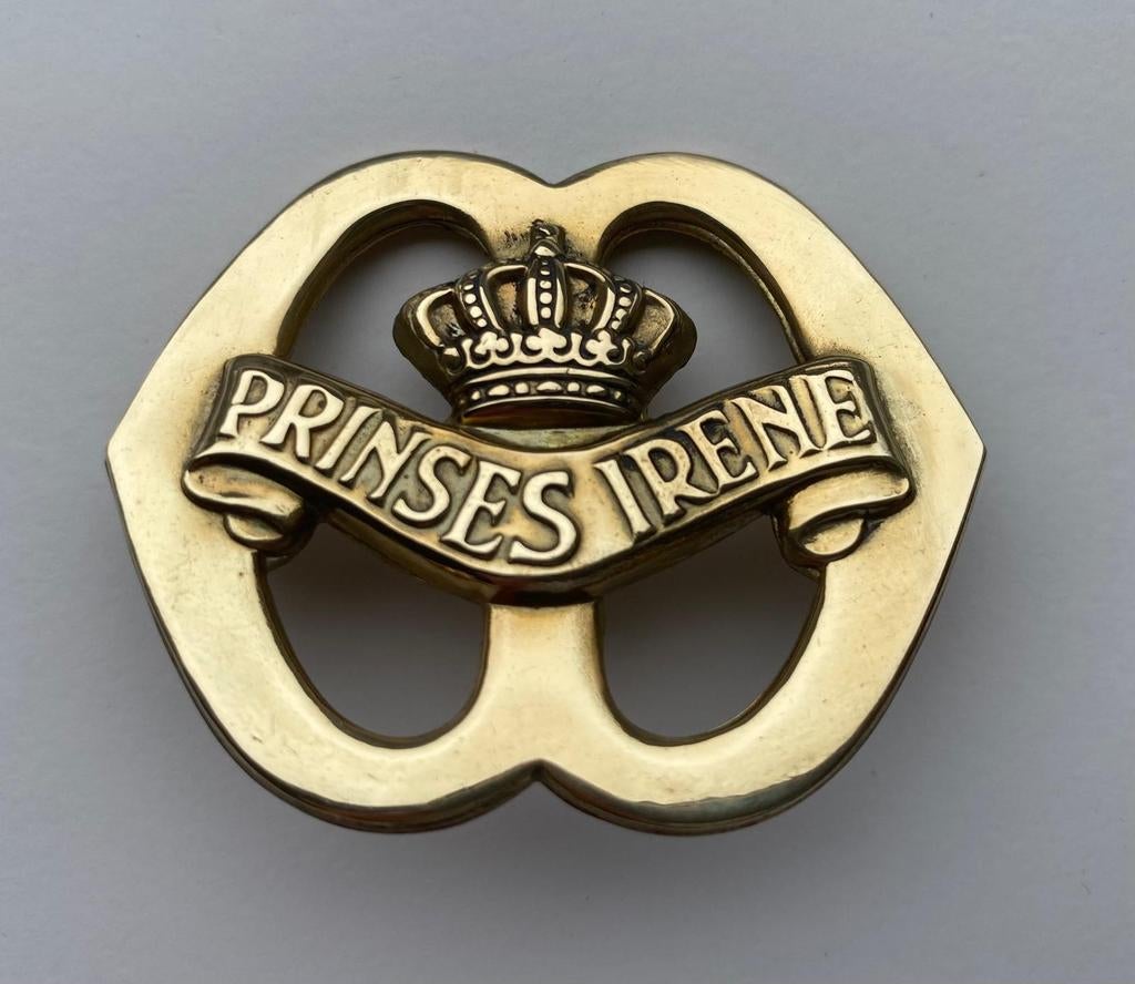 Baretembleem Prinses Irene met oude kroon., Ophalen of Verzenden, Landmacht, Nederland, Embleem of Badge