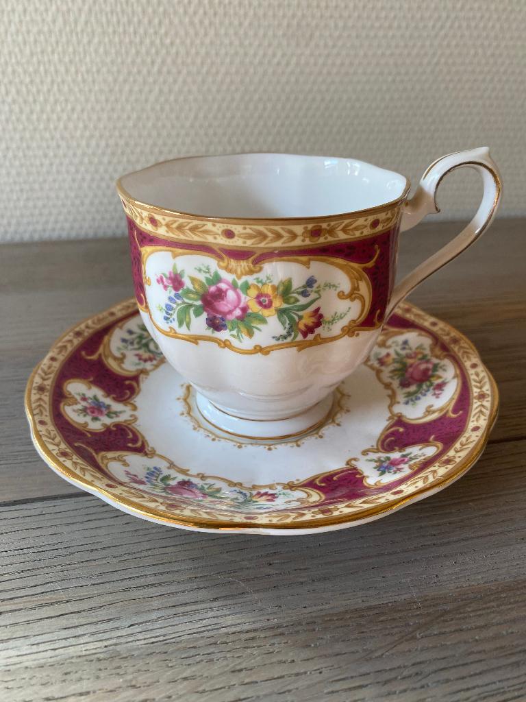 Royal Albert Kop en Schotel – Lady Hamilton, Antiek en Kunst, Antiek | Servies los, Ophalen of Verzenden