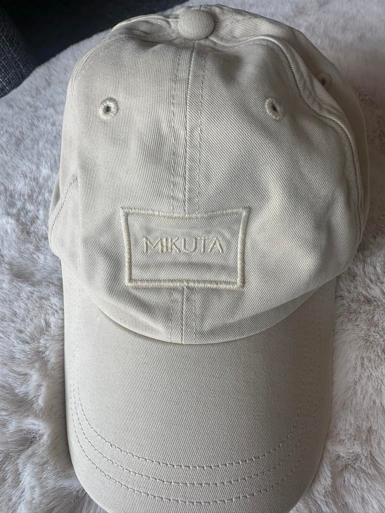 Mooie Mikuta cap in zandkleur - ZGAN, Kleding | Dames, Hoeden en Petten, Ophalen of Verzenden, Zo goed als nieuw, One size fits all