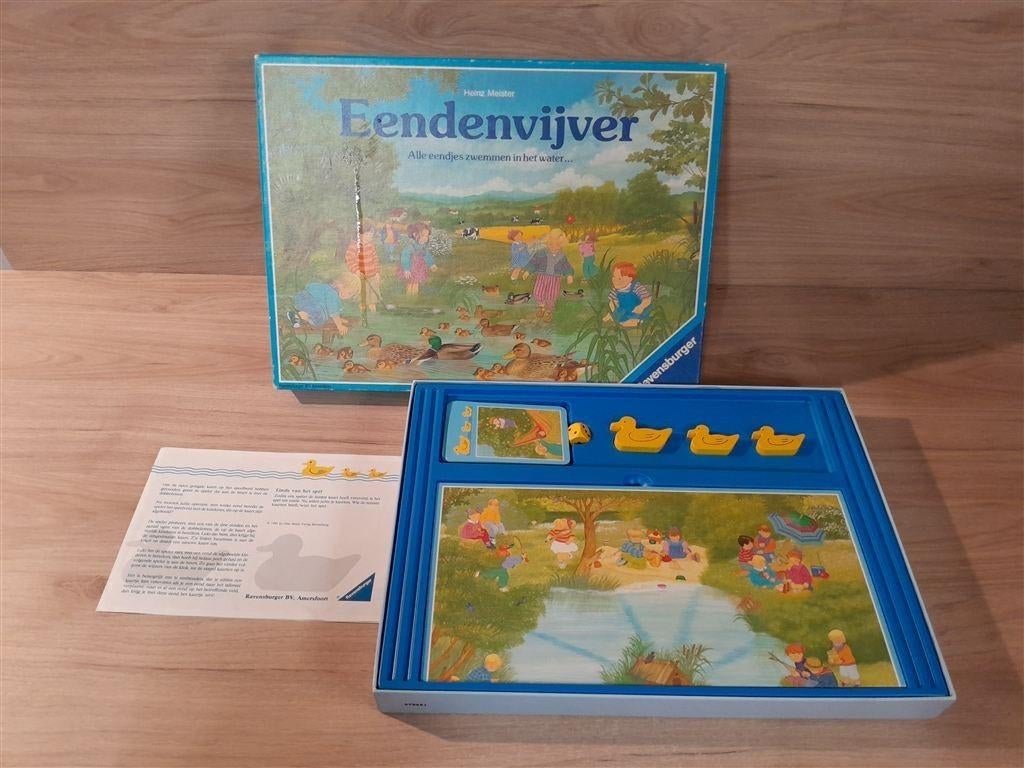 Eendenvijver - alle eendjes zwemmen in het water - s5842