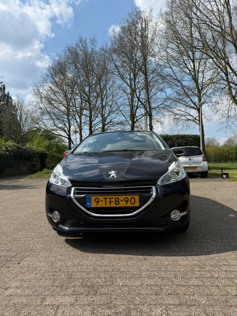 Peugeot 208 1.2 VTI 5-D 2014 Zwart. APK TOT 05-04-2027!, Auto's, Peugeot, Particulier, ABS, Airbags, Airconditioning, Alarm, Bluetooth