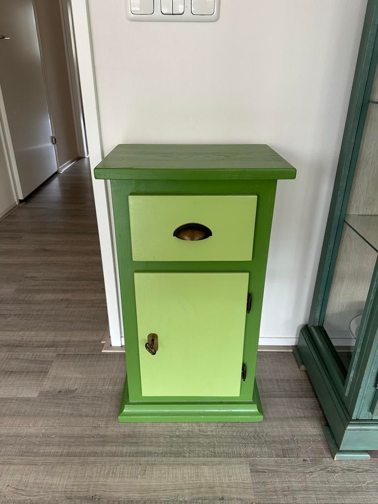 Groen nachtkastje met lade en deurtje, Huis en Inrichting, Slaapkamer | Nachtkastjes, Gebruikt, 55 tot 70 cm, Minder dan 45 cm