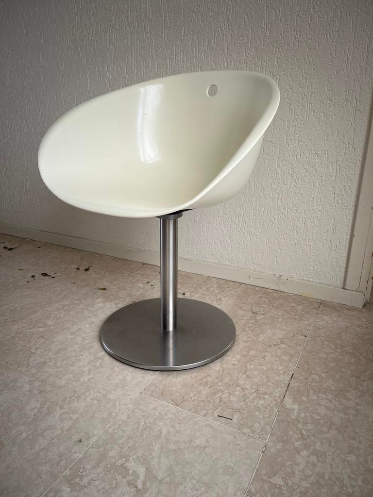 Witte draai kuipstoel met metalen voet, Ophalen, Kunststof, Gebruikt, Wit