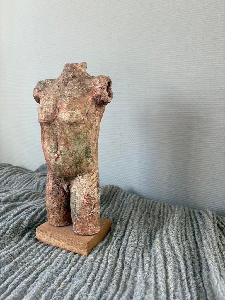 Vintage chamotte ‘HE’ torso op houten sokkel h31cm, Ophalen of Verzenden, Zo goed als nieuw, Mens