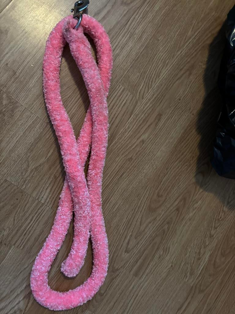 Mooi roze fluffy halstertouw, Dieren en Toebehoren, Ophalen of Verzenden, Zo goed als nieuw