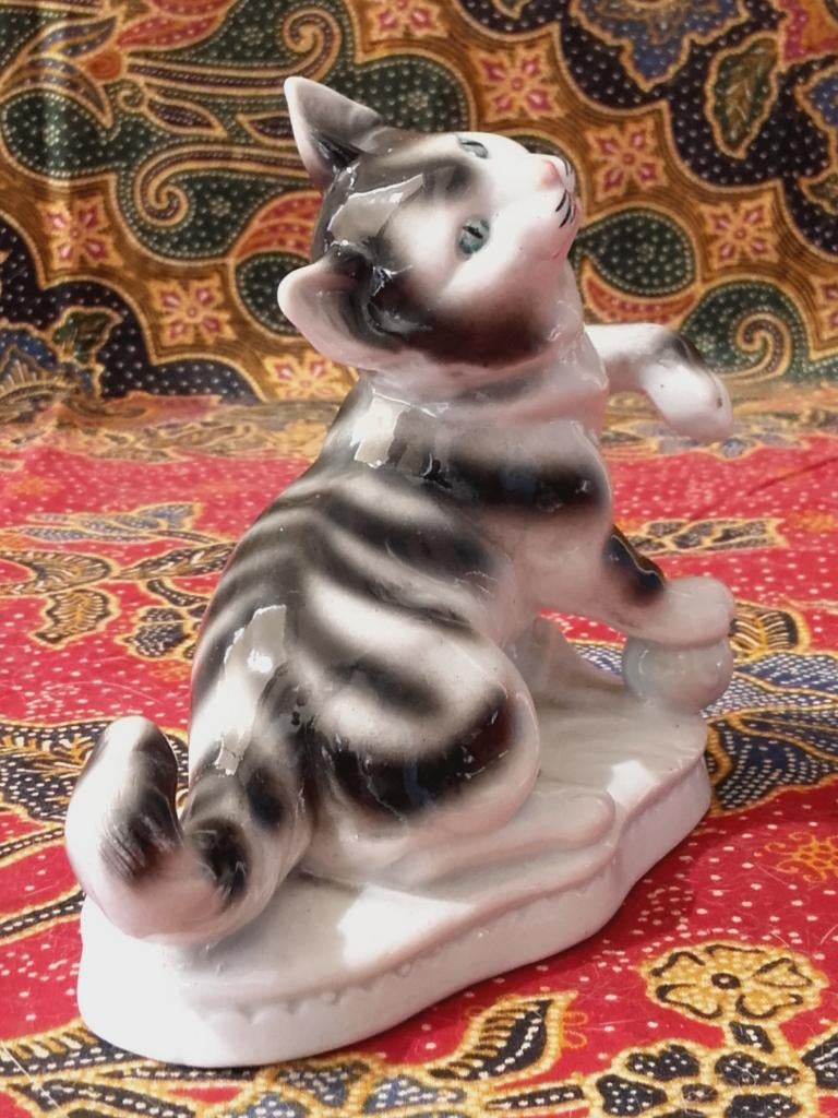 Mooi oud beeldje uit Duitsland van poes of kat 10,8 cm., Antiek en Kunst, Antiek | Porselein, Ophalen of Verzenden