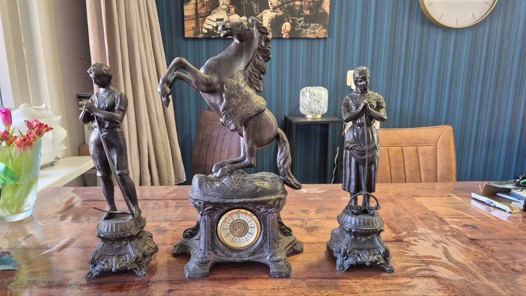 Antieke Klok met Paard en Figuren - Bronskleurig, Antiek en Kunst, Antiek | Klokken, Ophalen of Verzenden