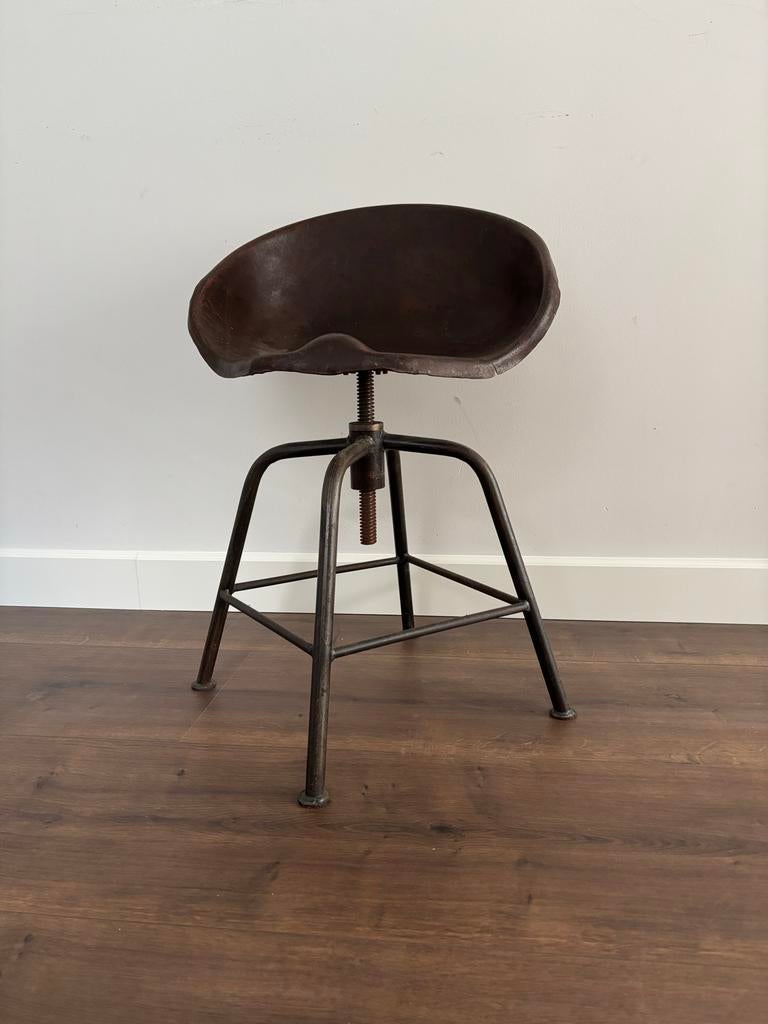 Industriële barkruk met tractorzitting, verstelbaar, Ophalen, Gebruikt, In hoogte verstelbaar, 60 tot 90 cm