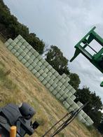 Ronde balen voordroog weidehooi in folie paardenhooi kuil, Ophalen, Vee