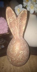 Bruin stenen paashaas, ei met oren, Ophalen of Verzenden, Zo goed als nieuw