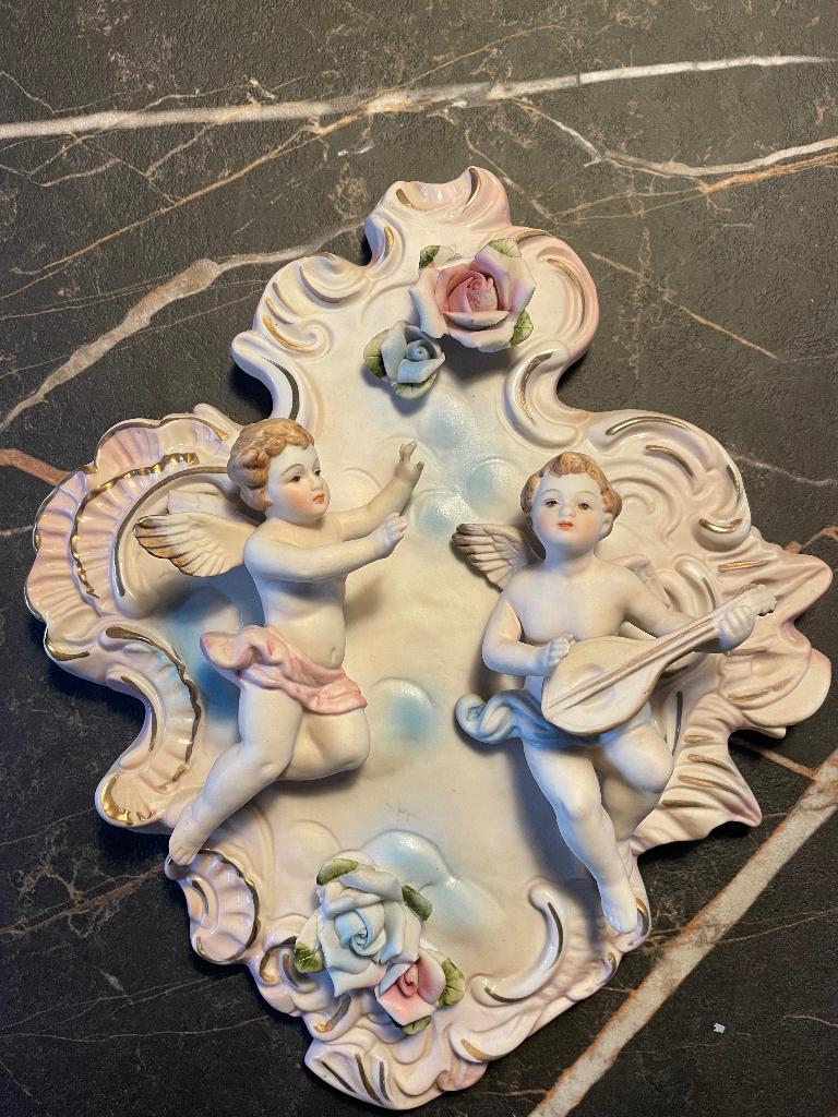 Klassiek biscuit porselein wandhanger met 2 engelen, Ophalen, Zo goed als nieuw