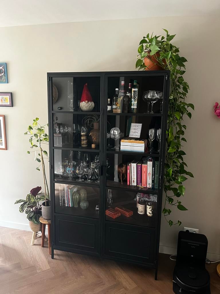 Zwarte vitrinekast met glazen deuren - industrieel design, Huis en Inrichting, Kasten | Vitrinekasten, Ophalen, 50 tot 100 cm