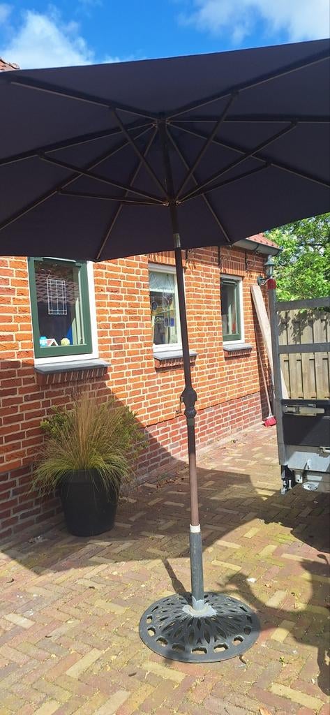 Parasol blauw met gietijzeren voet €10,00, Ophalen, Gebruikt, Parasolvoet