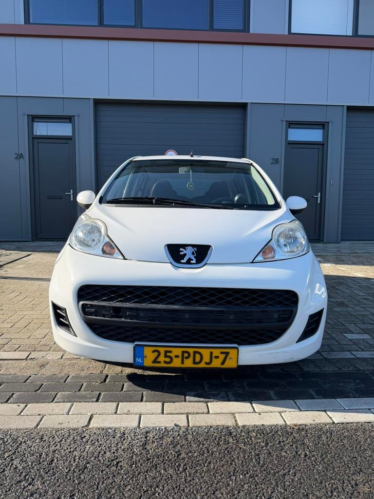 Peugeot 107 1.0 12V 5DR 2011 Wit, Auto's, Peugeot, Particulier, ABS, Airbags, Airconditioning, Boordcomputer, Electronic Stability Program (ESP)