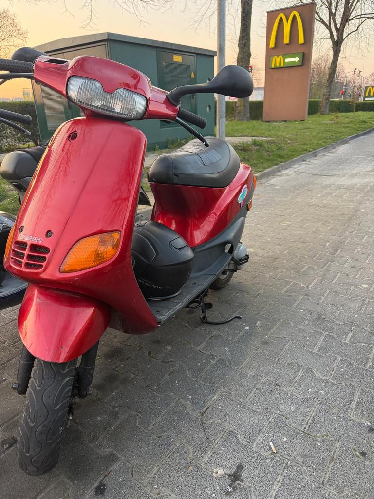 Piaggio Zip SSL 25 rood duitsland 9334 km, Fietsen en Brommers, Scooters | Piaggio, Zip, Ophalen of Verzenden, Zo goed als nieuw