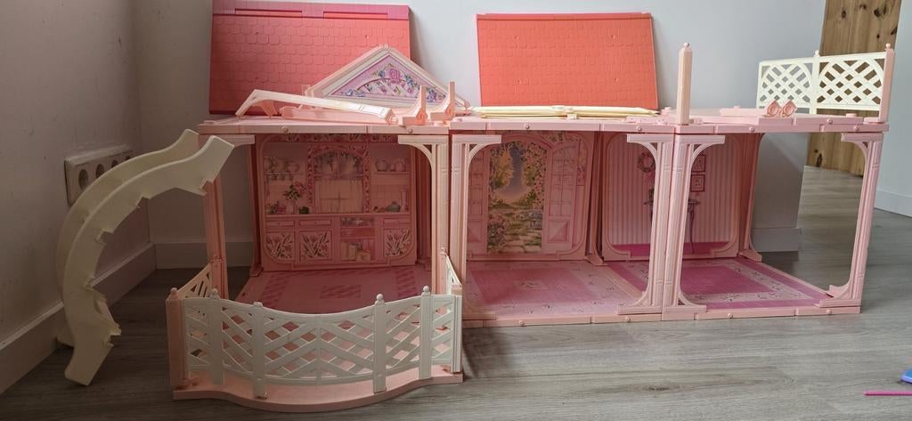 Barbies, met veel onderdelen en een poppenhuis, Kinderen en Baby's, Speelgoed | Poppen, Ophalen of Verzenden, Gebruikt, Barbie