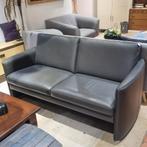 Stijlvolle tweepersoonsbank van grijs skai, Ophalen, Overige materialen, 150 tot 200 cm, Onbekend