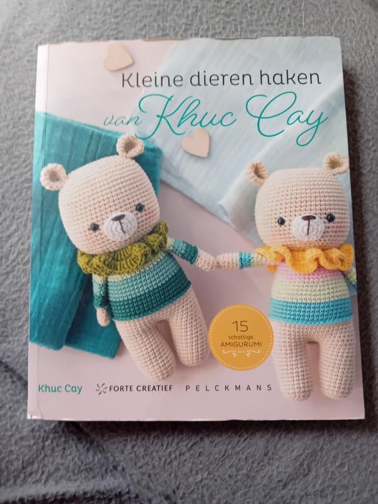 Kleine dieren haken van Khuc Cay - Amigurumi boek, Ophalen of Verzenden, Zo goed als nieuw, Haken, Patroon of Boek