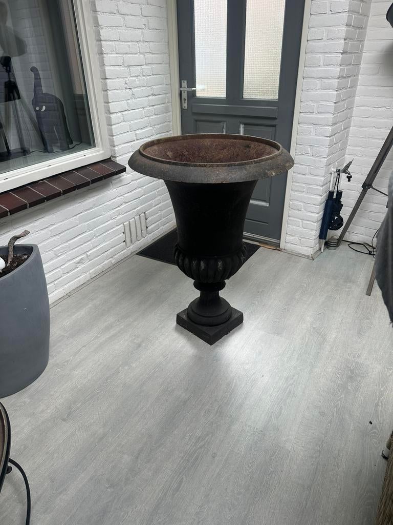 Zeer grote gietijzeren tuinvaas, Tuin en Terras, Tuinvazen, Ophalen, Zo goed als nieuw