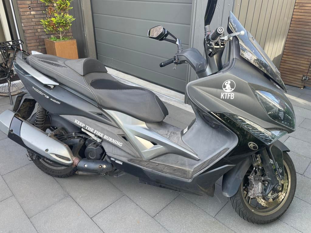 Zwarte Kymco X-Citing 400 motorscooter, Ophalen