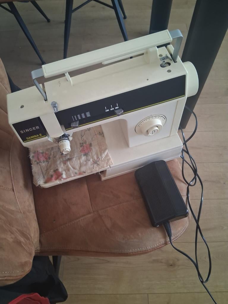 Goede elektrische singer naaimachine koopje  vraagpr.35 euro, Ophalen of Verzenden, Gebruikt, Lockmachine, Singer