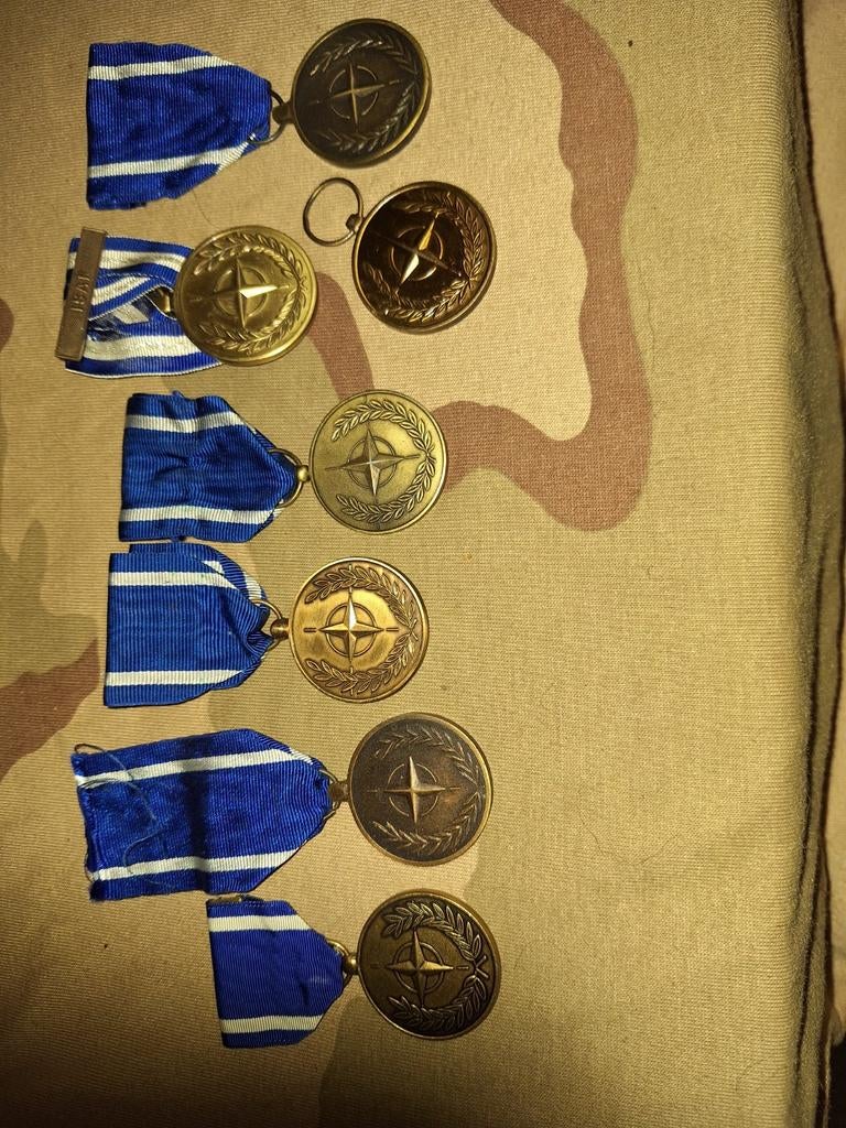 Verschilende navo medailes, Verzamelen, Militaria | Algemeen, Verzenden, Landmacht, Nederland, Lintje, Medaille of Wings