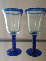 2 Handgeblazen Glazen met Blauwe Rand en Voet, Antiek en Kunst, Antiek | Glas en Kristal, Ophalen of Verzenden