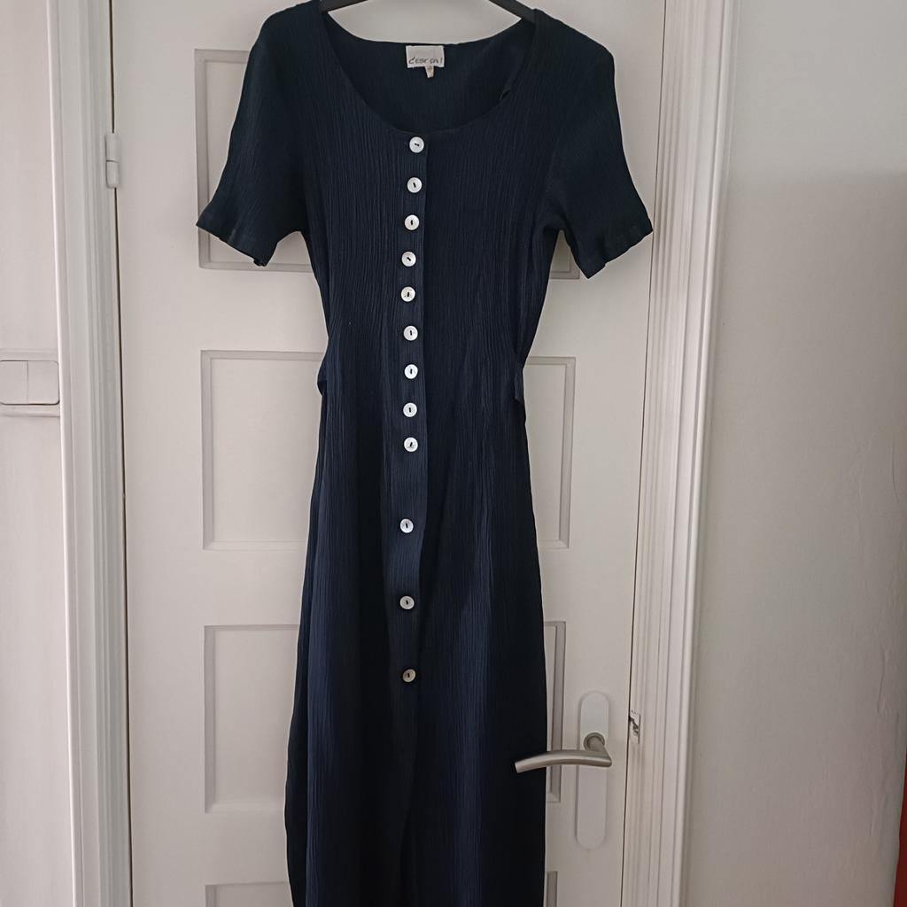 Donkerblauwe jurk met knoopjes en ceintuur, Kleding | Dames, Ophalen of Verzenden, Zo goed als nieuw, Blauw, Boven de knie