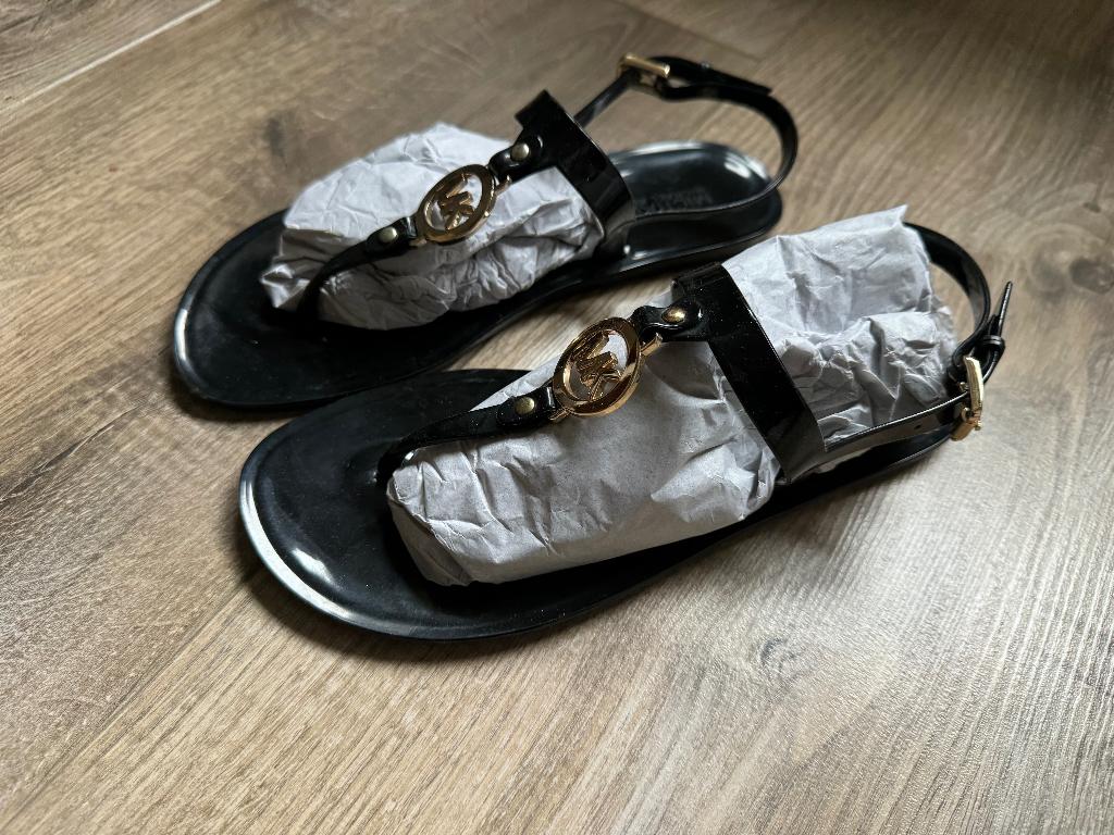 Nieuw: Michael Kors zwarte kunststof sandaal met logo mt 38, Kleding | Dames, Schoenen, Michael Kors, Verzenden, Zwart, Nieuw