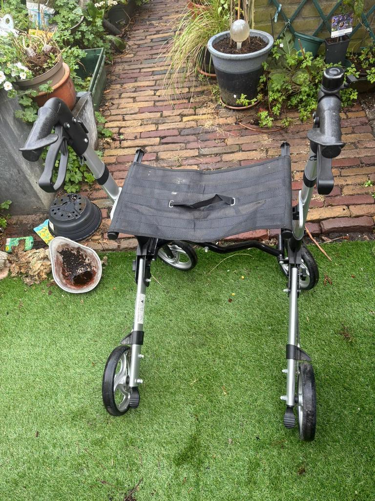 Lichtgewicht rollator met zitting – inklapbaar, Diversen, Ophalen, Lichtgewicht, Zo goed als nieuw