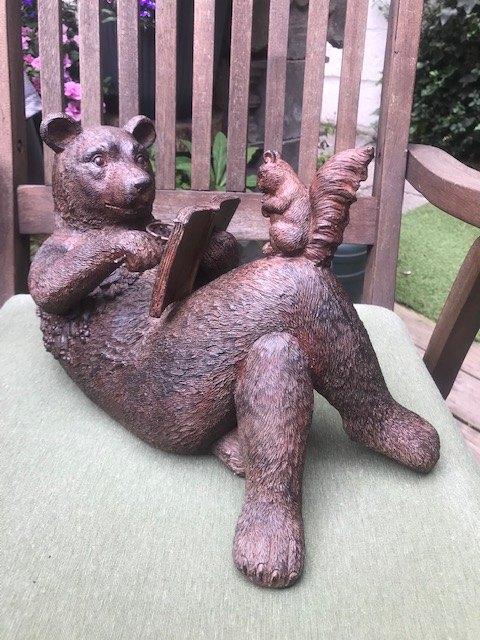 bijzonder beeld, bruine beer leest voor, Antiek en Kunst, Ophalen of Verzenden