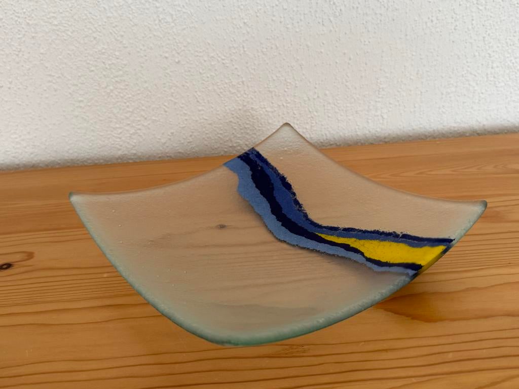 Unieke glazen schaal met blauw en geel patroon, Ophalen, Schaal, Vierkant, Nieuw