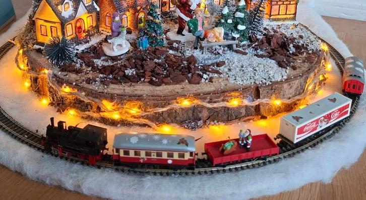 Kerstdorp met electrisch rijdende trein N-spoor, Diversen, Kerst, Gebruikt, Ophalen