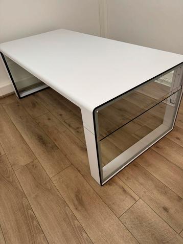 Prachtige design kantoortafel beschikbaar voor biedingen