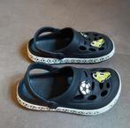 Kinder crocs / clogs / campingslippers zwart voetbal maat 28, Kinderen en Baby's, Gebruikt, Jongen of Meisje, Overige typen, Ophalen of Verzenden