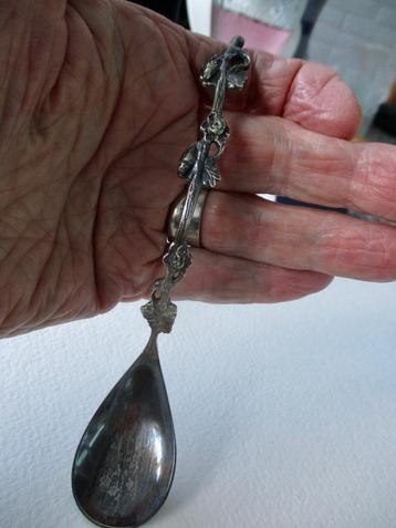 Verzilverde oude antieke gebogen grote lepel met een haakje  beschikbaar voor biedingen