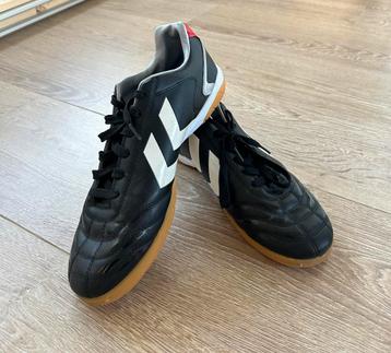 Voetbalschoenen zaal beschikbaar voor biedingen