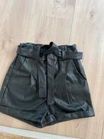 Zwart imitatie leren kort broekje mt 34 z.g.a.n., Kleding | Dames, Broeken en Pantalons, Kort, Zwart, Ophalen of Verzenden, Zo goed als nieuw