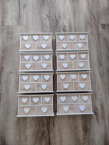 8x houten ladekast met hartjes, houten kastje, tafelkast. beschikbaar voor biedingen