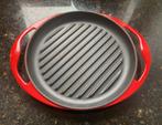 Le Creuset Grillpan / Grillplaat rond Kersenrood 26cm, Ophalen of Verzenden, Zo goed als nieuw, Gietijzer, Koekenpan of Braadpan