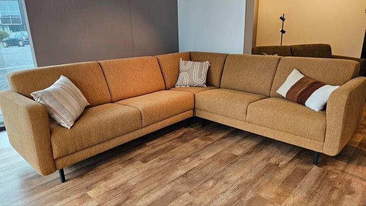 Showroombank opruiming bij Zitgemak in joure, Huis en Inrichting, Banken | Complete zithoeken, Nieuw, Stof, Ophalen